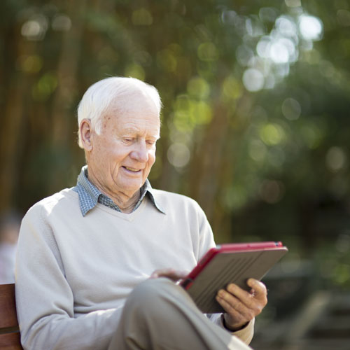 Retraite et prévoyance homme tablette